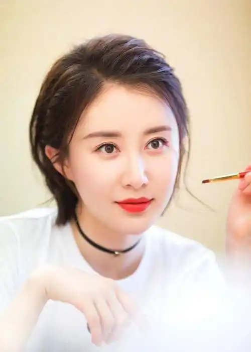 演员舒畅凭借演技天赋和高颜值成为中国影视界的闪亮明星.