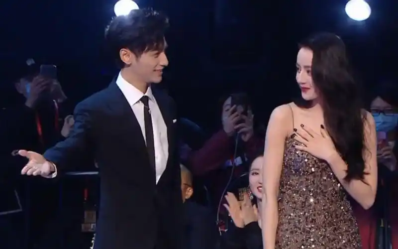 【迪丽热巴罗云熙】星光大赏甜份小细节对视与同框