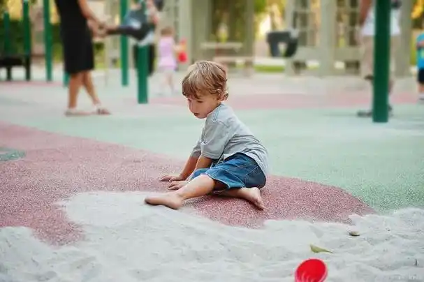 孩子爱光脚踩地,到底是促进发育,还是易生病?科学的解释来了