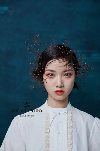 曾云化妆造型师的化妆造型作品《森系创意新娘造型》