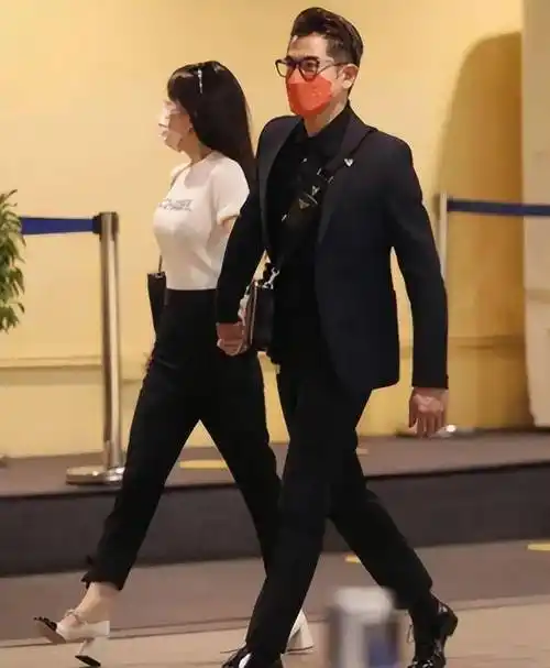 郭富城带小22岁娇妻方媛亮相穿黑白配情侣装比年轻人还恩爱