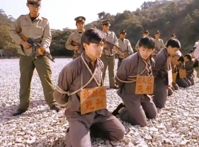 卧槽!以前枪毙死囚犯现场,每发子弹一块钱,通常是六发,先给六块钱