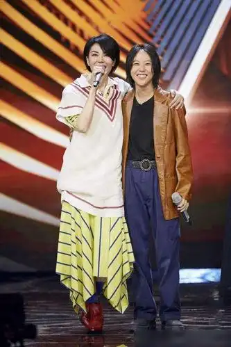 王菲女儿窦靖童有个性卫衣配板鞋时尚随意中性风打扮气质高冷