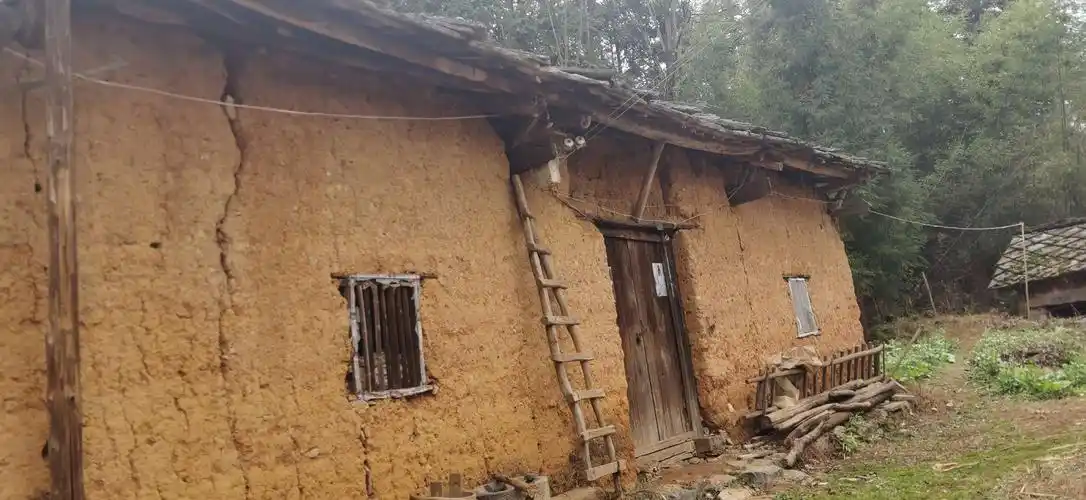 他家的房子原来是泥巴房,得到危房改造的政策补足,已建成小平房了