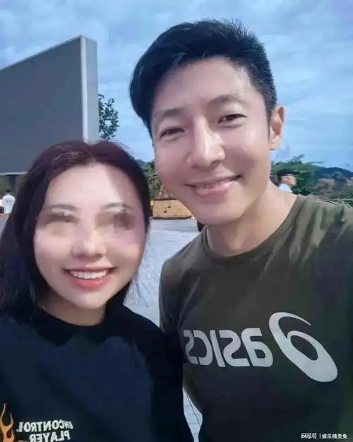 撒贝宁带全家旅游,龙凤胎儿子正面照曝光,妻子李白大长腿抢镜