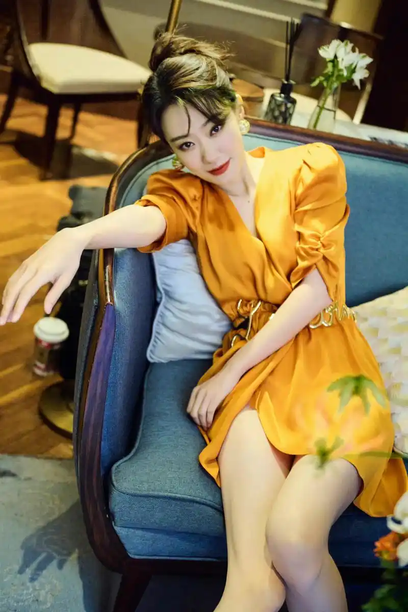 张小斐风格大突破,猫眼妆妩媚又妖娆,这长腿谁看不心动