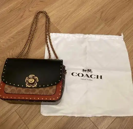 山茶花链条包铆钉款coach
