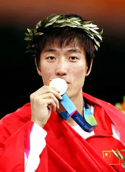 图文男子110米栏决赛刘翔亲吻金牌