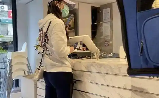 继续享受富贵人生,穿露脐装打扮娇俏_吴逸萍_生活_锻炼