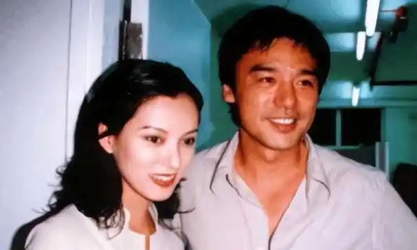 钟镇涛为29岁长女庆生钟嘉晴穿泳装神似章小蕙已20年未见生母