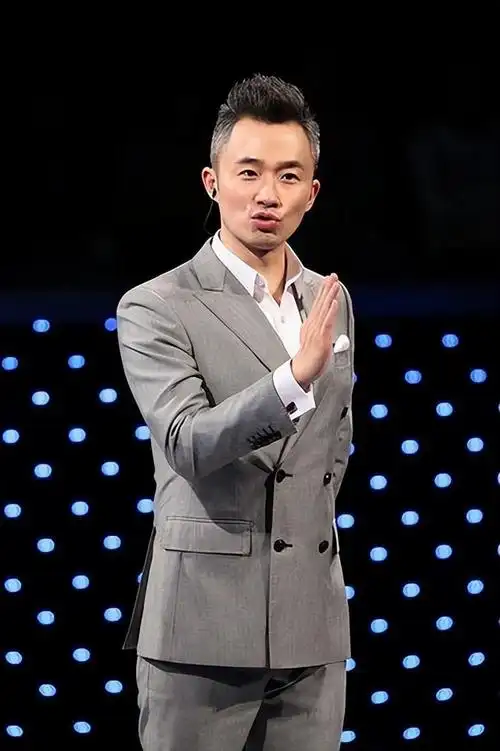 "许多上海大爷大妈都将程雷当做女婿模板,称他为"上海女婿代言人".