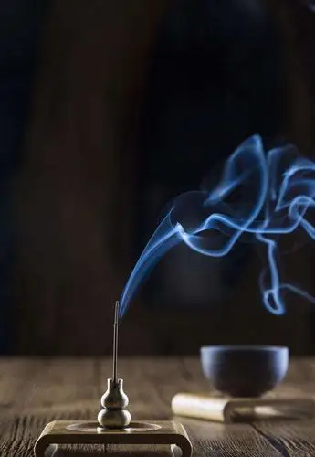 居室三雅:茶道,花道,香道并称"三雅道";茶道协和,花道养心,香道静心