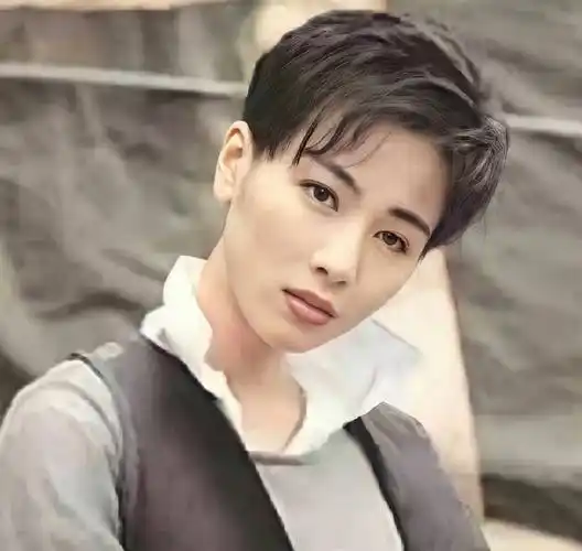 短发女神袁洁莹罕见现身,身材消瘦体重不足80斤,与同性女友恋爱多年终