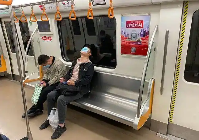 在地铁上这些动作0分!