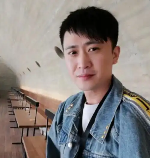 回顾央视杨帆:迎娶青梅竹马,一家四口其乐融融,大女儿让他头疼