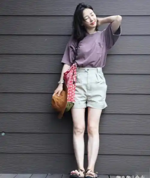 白百何晒全身照脚趾抢镜,穿短裤露白皙皮肤,脸部水肿腿粗胖太多_照片