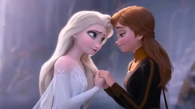 冰雪奇缘:艾莎与安娜不愧是亲姐妹,连冰封的动作都完全一致