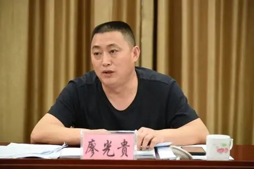 县监委委员陈全华,县委组织部部务会成员,办公室主任朱秀华莅会指导