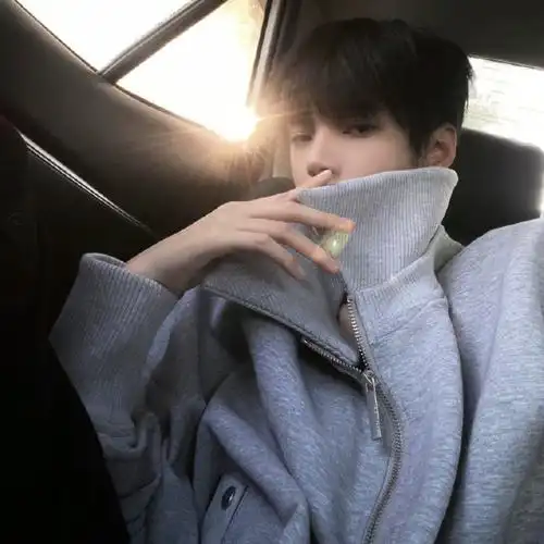 活的认真,笑的放肆一些网图男头自拍超话男生头像超话#男生头像##男头