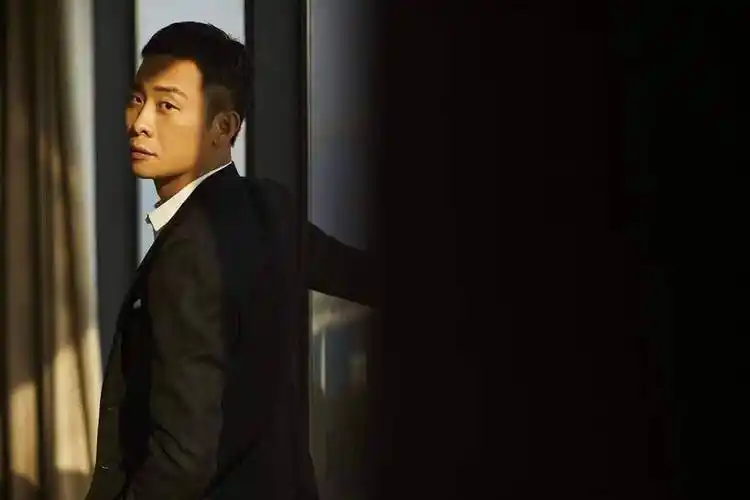 张译亮相金鸡百花电影节开幕式 凭借《悬崖之上》角逐最佳男主角