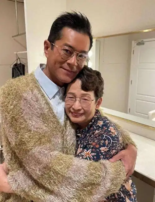 古天乐摆宴60桌高调庆生古妈妈佩戴红色珠宝项链心情佳