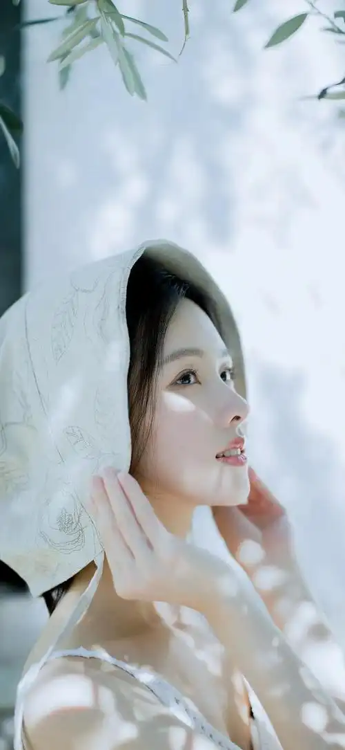 陈都灵,一位清纯甜美的女演员,凭借其精致的五官和优雅的气质,成为了