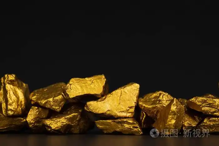 一堆黑色背景的金块或金矿石宝石或金石块金融和商业理念