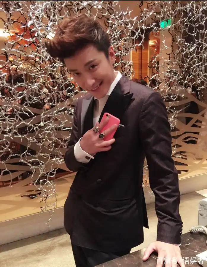 乔任梁身穿帅气的银灰色西装表情严肃,颇有贵族的风范.