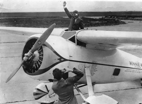 年轻的波斯特非常想成为一名飞行员,他到航空学校学习驾驶飞机,还申请