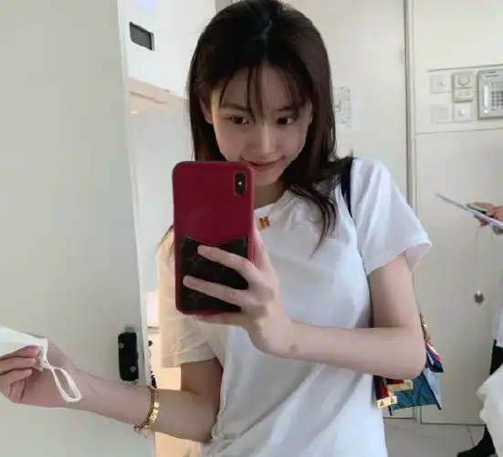 半藏森林一个月未更博,突发新照却眼神疲惫脸部干瘪,经历了什么