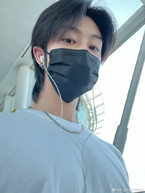 每张自拍都散发着无限帅气!