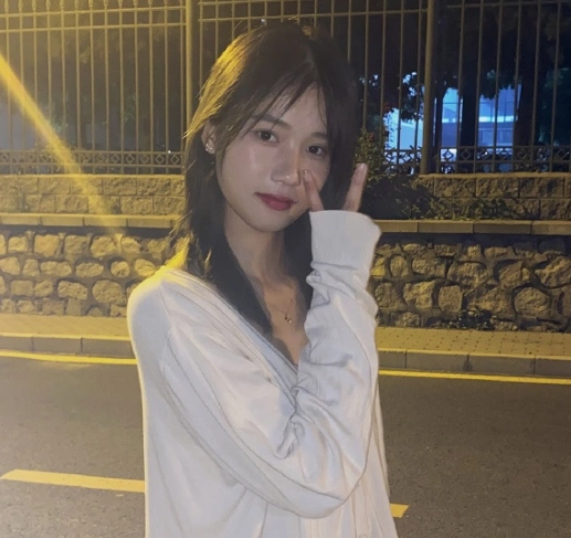 19岁跳高美少女走红1米75清华学霸一脸清纯大长腿颜值高