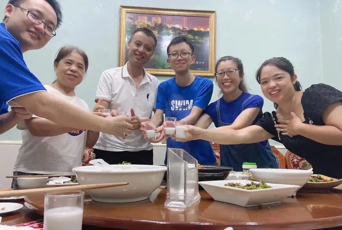 聚餐的照片(除了最后一张),全出自一个五岁半的小女孩之手,拍 - 抖音