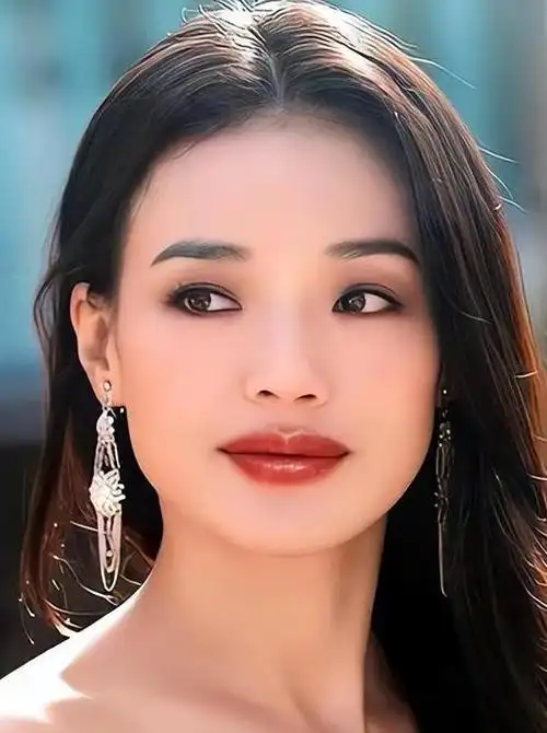 舒淇并不是顶尖美人,她的五官可能有些硬伤,如嘴大,鼻梁低,脸型不平等