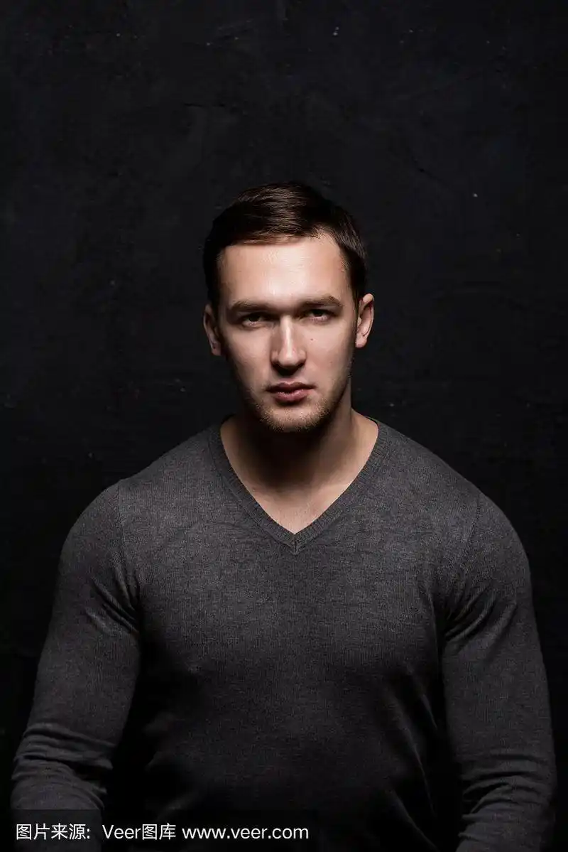 黑色背景下的帅气硬汉.