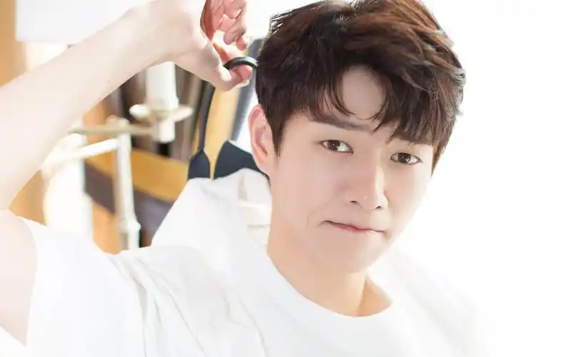 魏大勋帅气高清电脑桌面壁纸图片