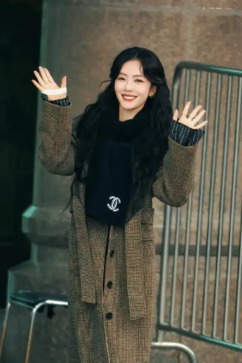 蔡文静新剧杀青路透造型好美粉色印花卫衣造型青春活力,一笑起来状态