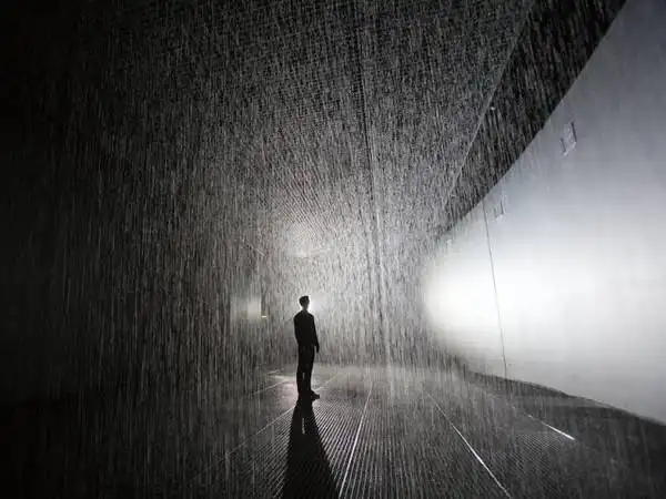 防护措施的情况下在没有擎伞心怀忐忑并不是砖叔但那个酷酷的背影是的