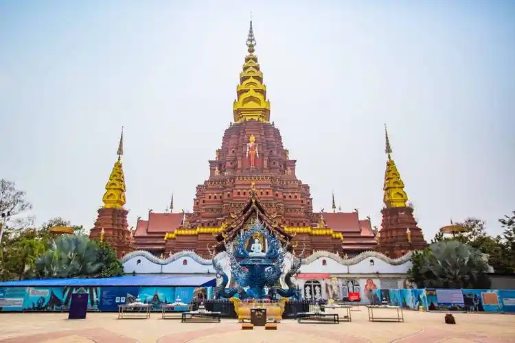 西双版纳大金塔寺,不出国门的异域风情,众多游客来这里打卡祈福