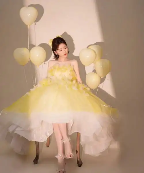 毛晓彤穿黄色花朵抹胸蓬蓬裙,明艳靓丽,俏皮可爱!