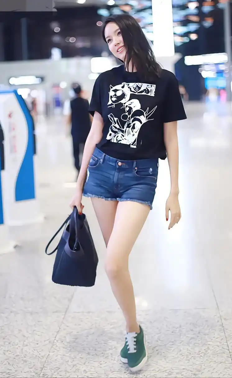 张梓琳黑色上衣搭配牛仔短裤,现身机场十分抢眼.