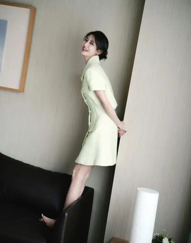 陈钰琪  光脚丫  大长腿