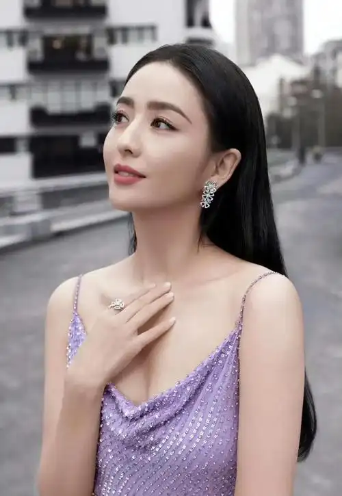 佟丽娅珠光宝气气质高雅