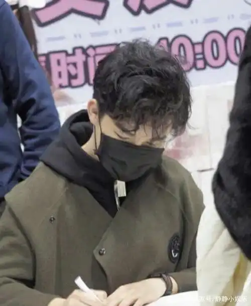 歌曲错位时空的原唱是艾辰,艾辰是中国内地男歌手,作品有单曲《甜蜜