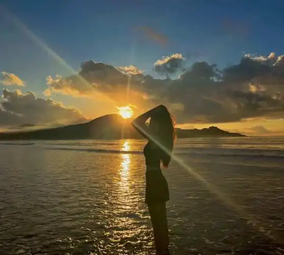 唯美浪漫海边女生背影真人头像图 面朝大海氛围感女生头像