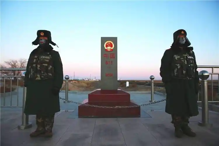 边防检查站官兵冒着-30℃的严寒天气坚守在边境一线,为祖国站岗执勤