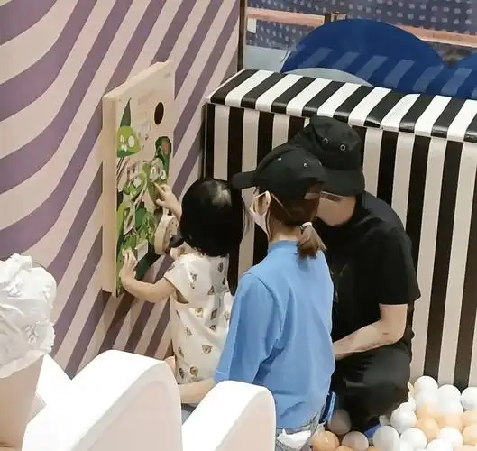 偶遇张若昀一家现身游乐园两岁女儿大眼睛超萌长得更像妈妈