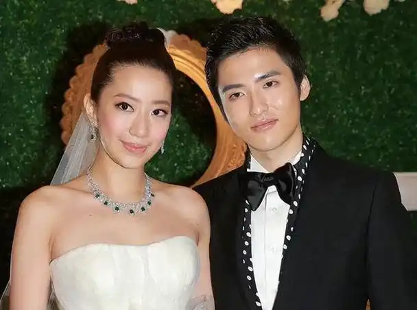 2013年,假名媛汪圆圆嫁给了身价900亿的蔡加赞,为了迎娶她过门蔡家花