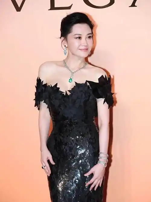 许晴气质优雅,韵味十足.她身着一袭黑色长裙,优雅地走在红毯上.