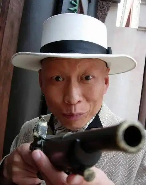 典型的是被长相而限制了戏路,李明的长相就是那种俗称的"贼眉鼠眼"(没